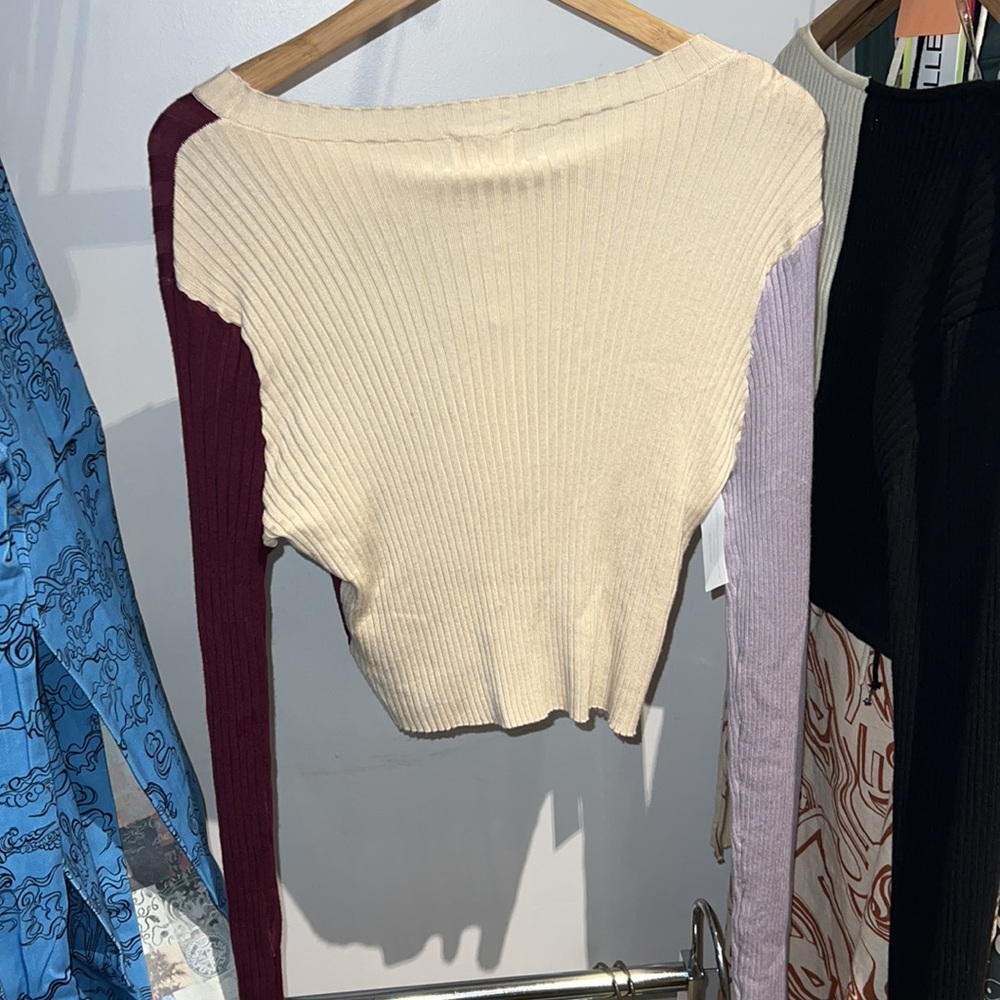 NWOT Color Block Cropped Long Sleeve - Find Me Now - Picture 3 of 6